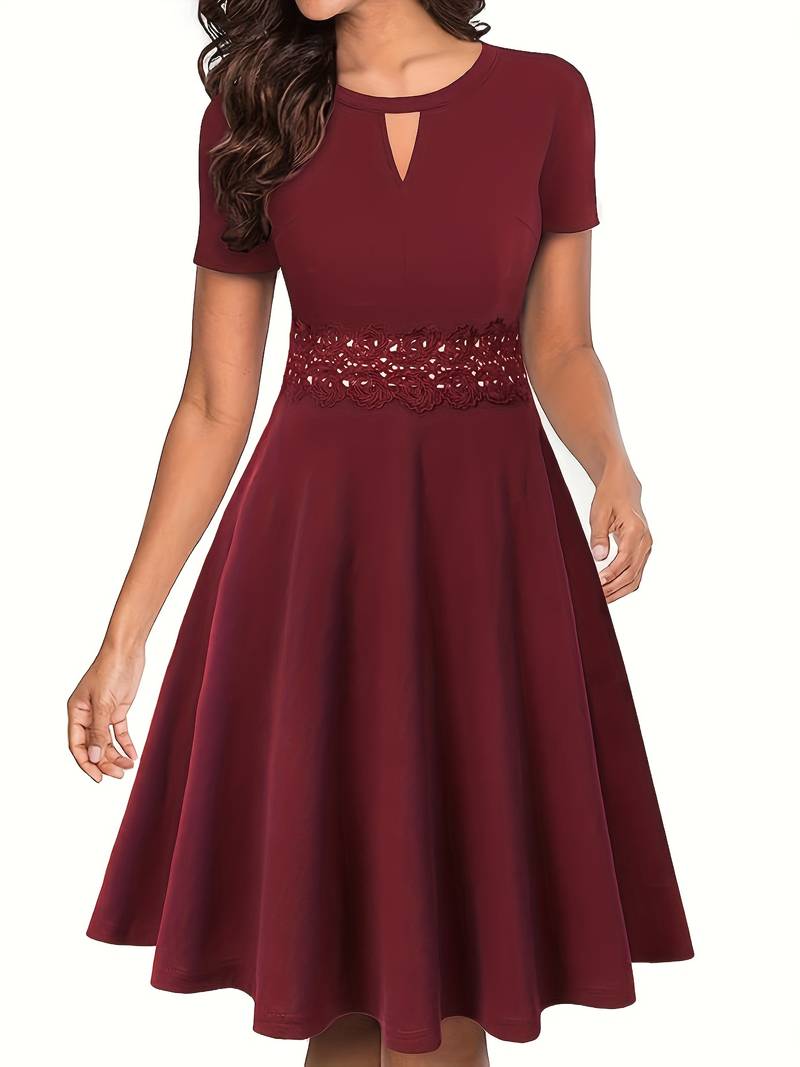 Dopasowana niebieska sukienka z kontrastową koronką