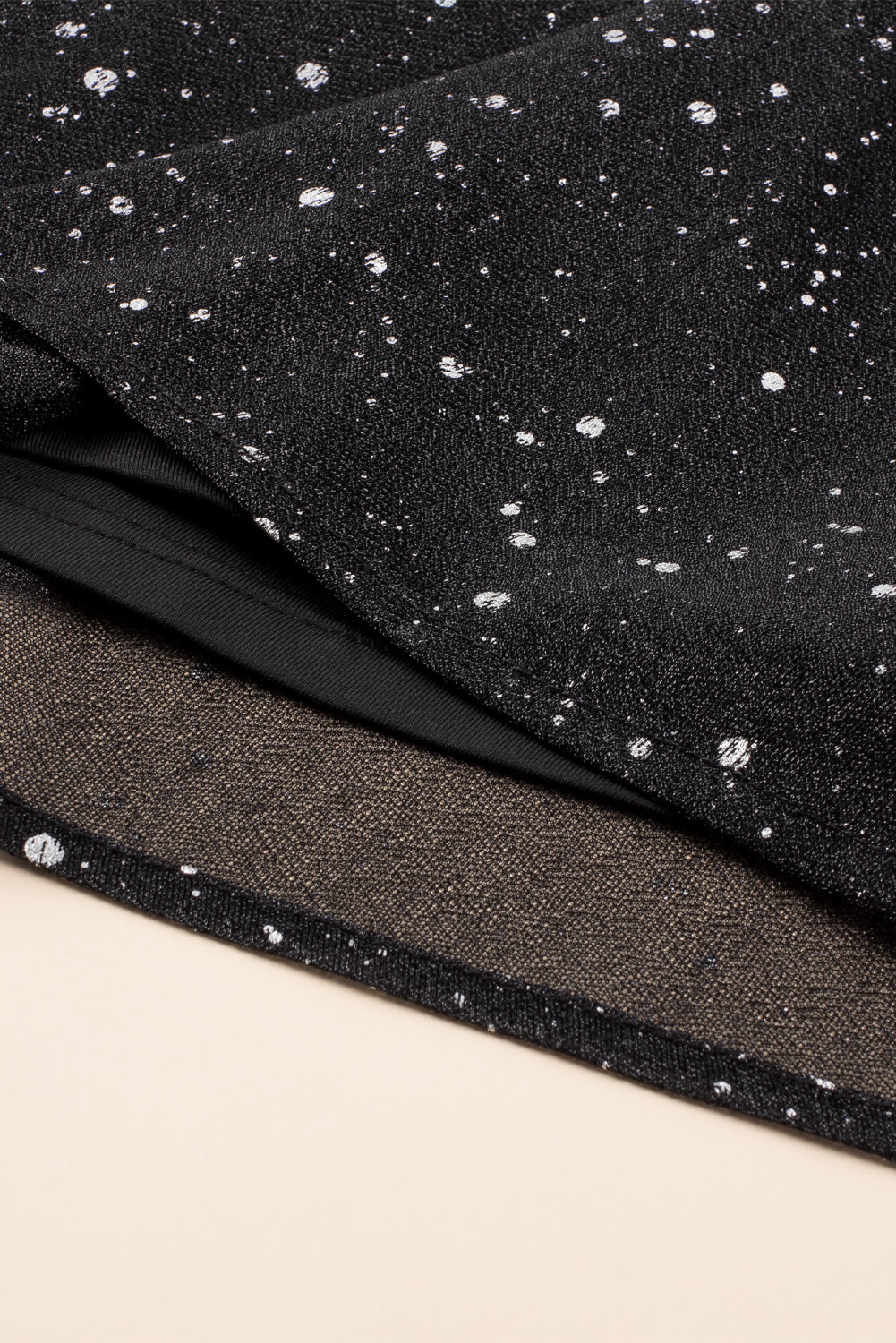 Czarna sukienka z cekinami i tiulowymi detalami w eleganckim stylu