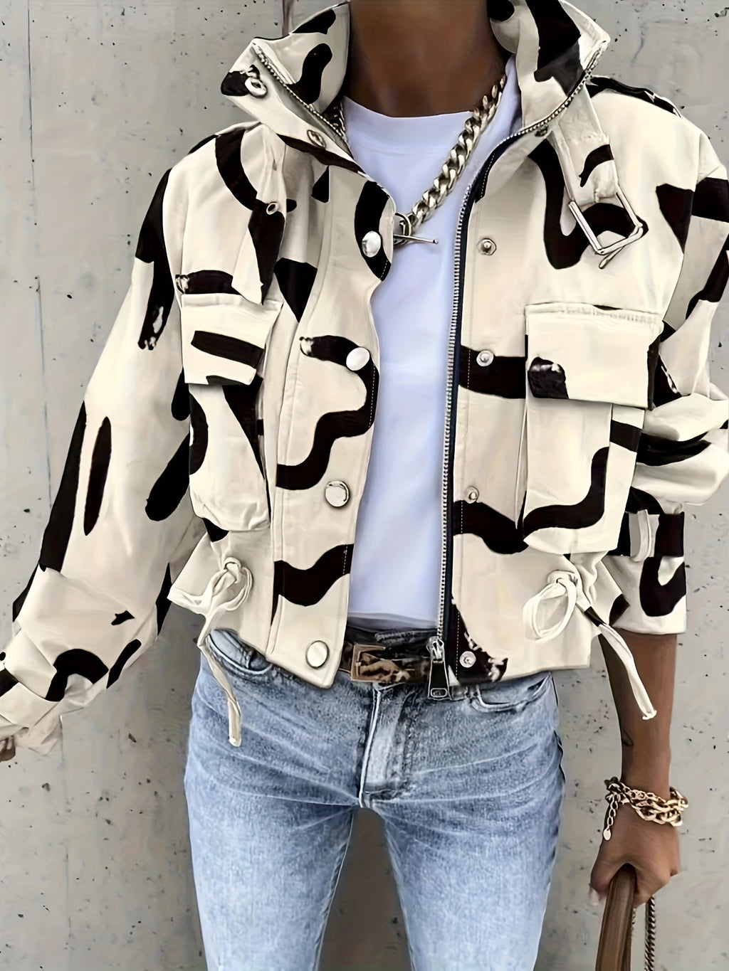 Stylowa damska kurtka z wysokim kołnierzem