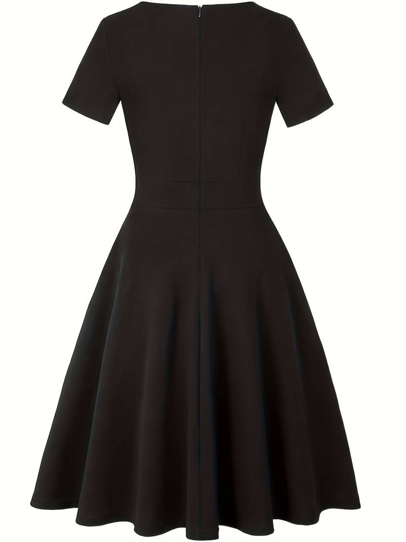 Dopasowana niebieska sukienka z kontrastową koronką