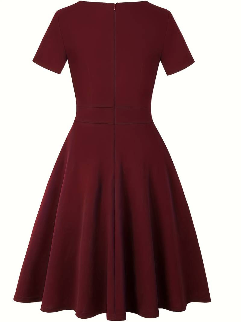 Dopasowana niebieska sukienka z kontrastową koronką