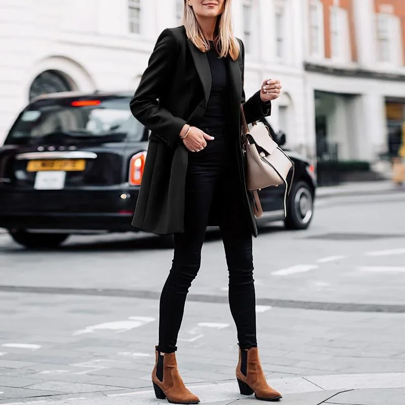 Stylowy damski trencz z szykownym wiązaniem