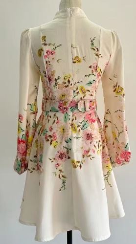 Krótka sukienka z wzorzystym motywem i guzikami