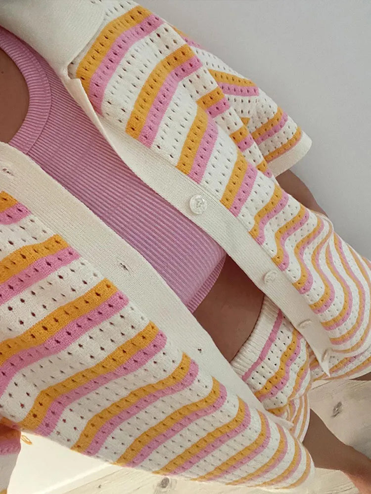 Damski dwuczęściowy zestaw dzianinowy w paski z kontrastowymi detalami