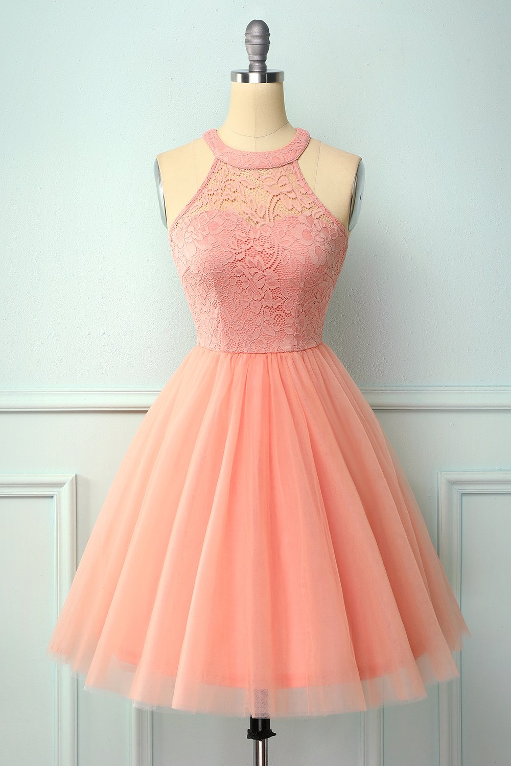 Bordowa sukienka z odkrytymi plecami na uroczystość bierzmowania