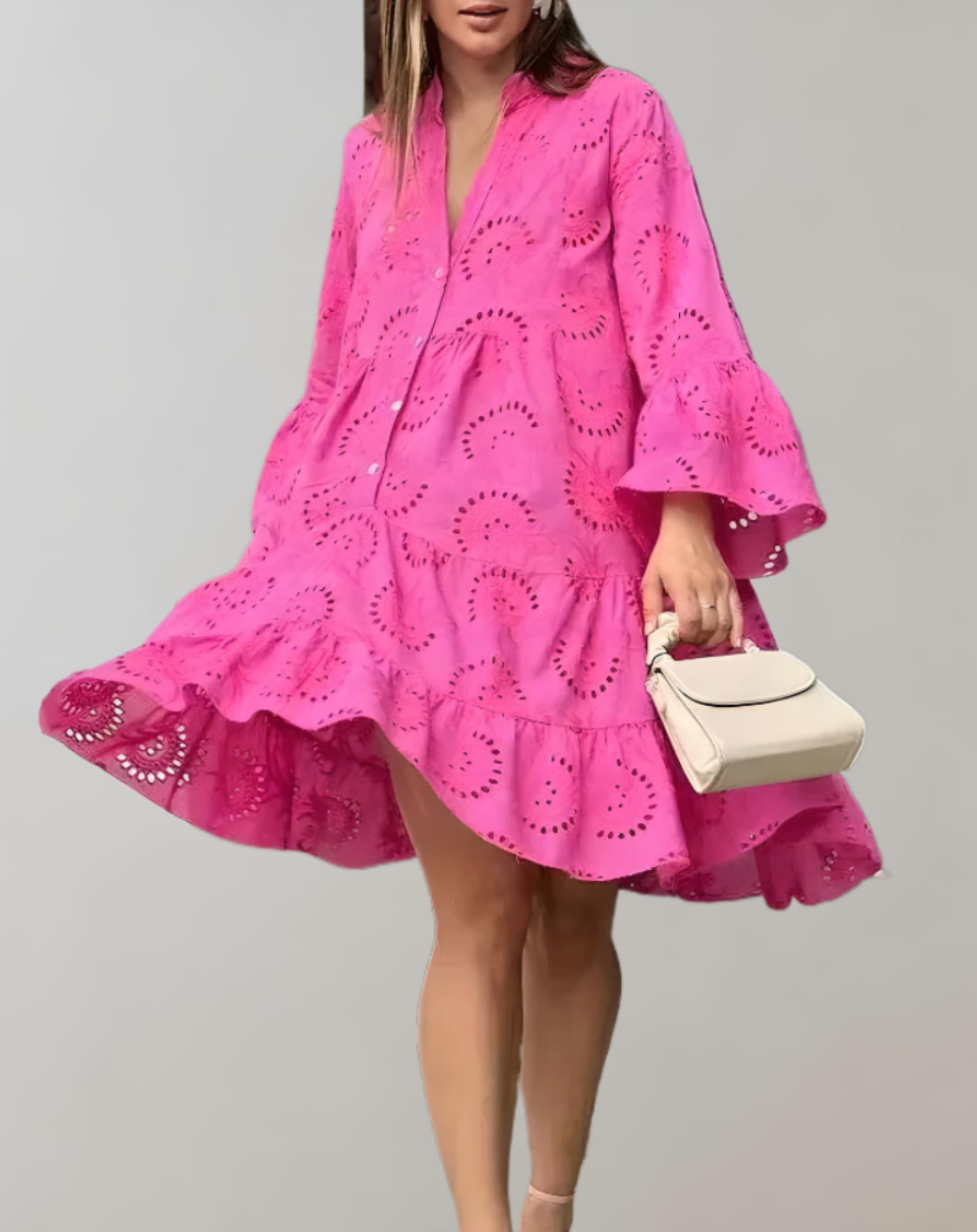 Beżowa sukienka o luźnym kroju z dekoltem w serek i szerokimi rękawami, idealna dla relaksującego stylu.