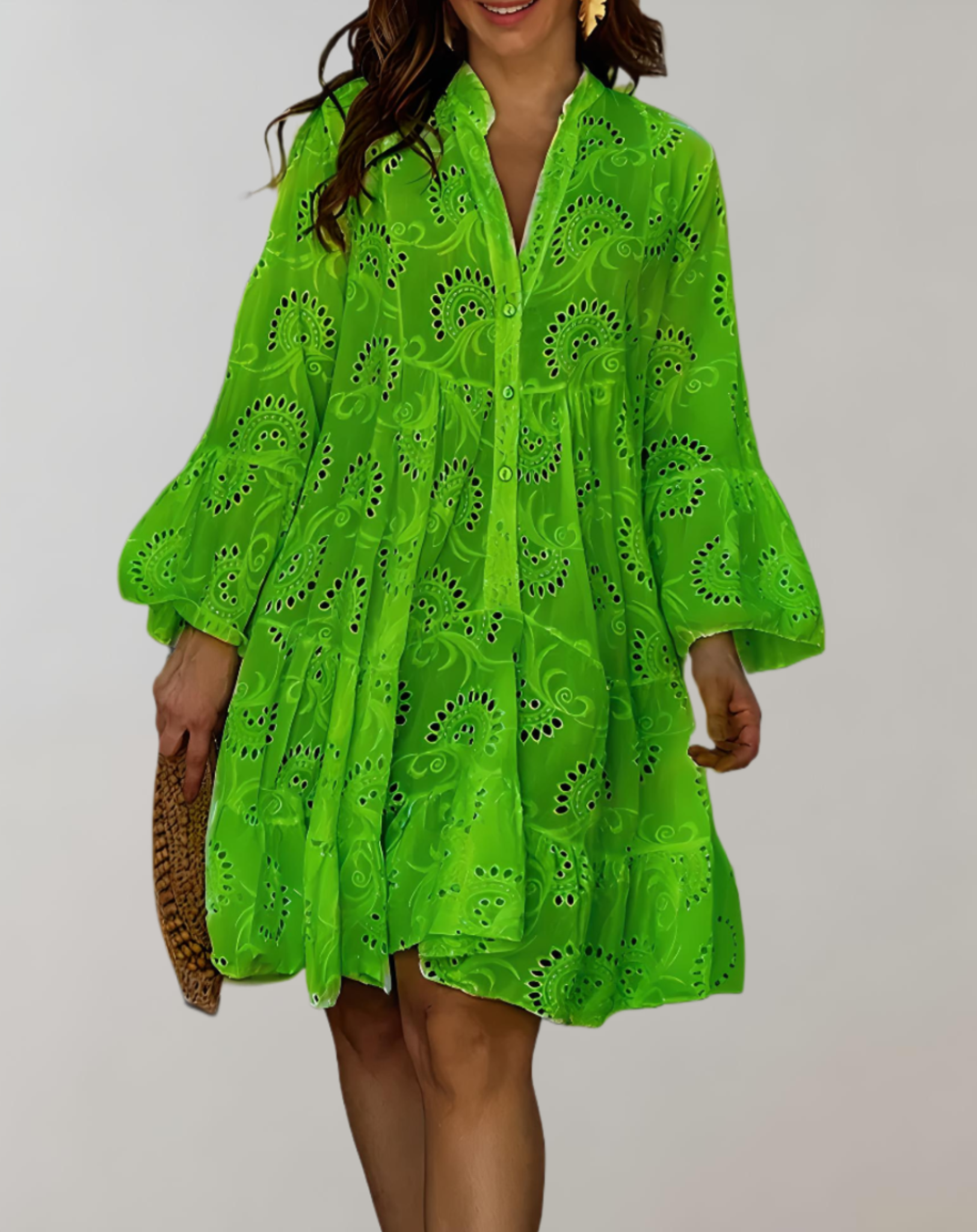 Beżowa sukienka o luźnym kroju z dekoltem w serek i szerokimi rękawami, idealna dla relaksującego stylu.