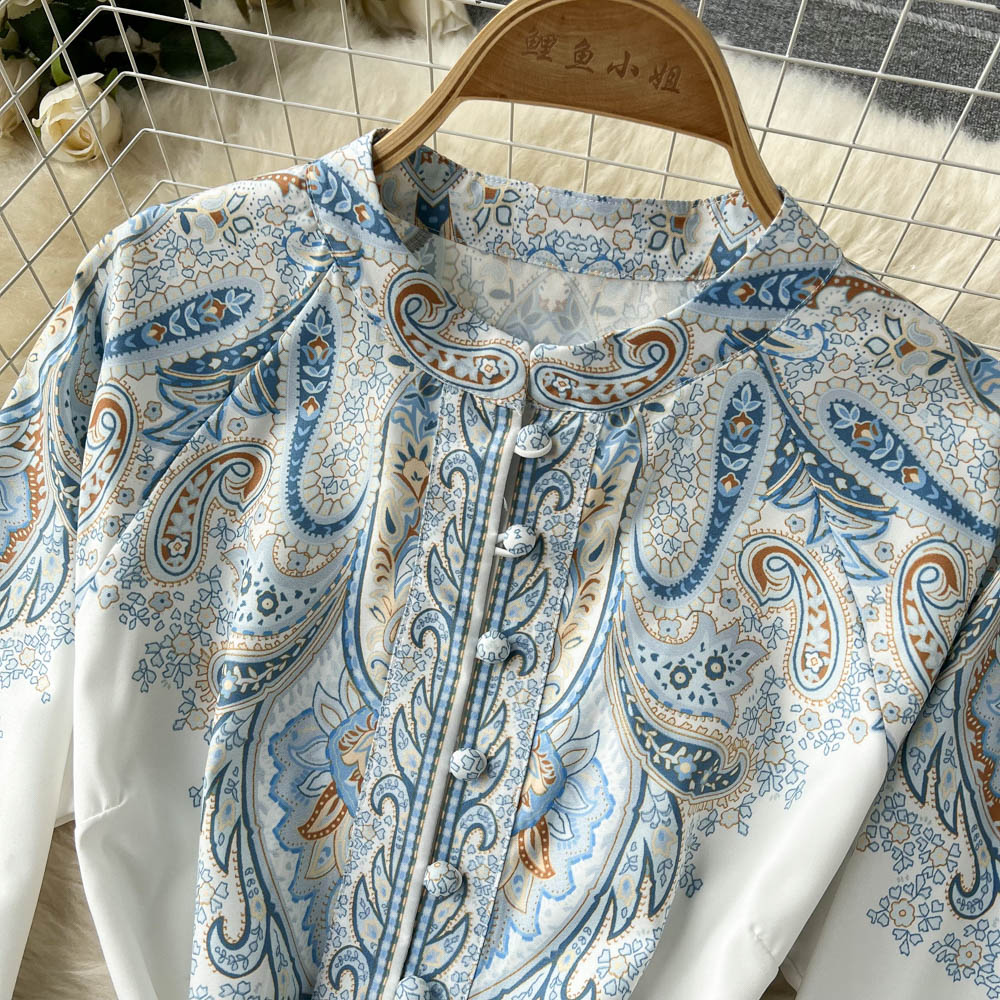 Rozkloszowana sukienka z kwiatowym wzorem i paskiem