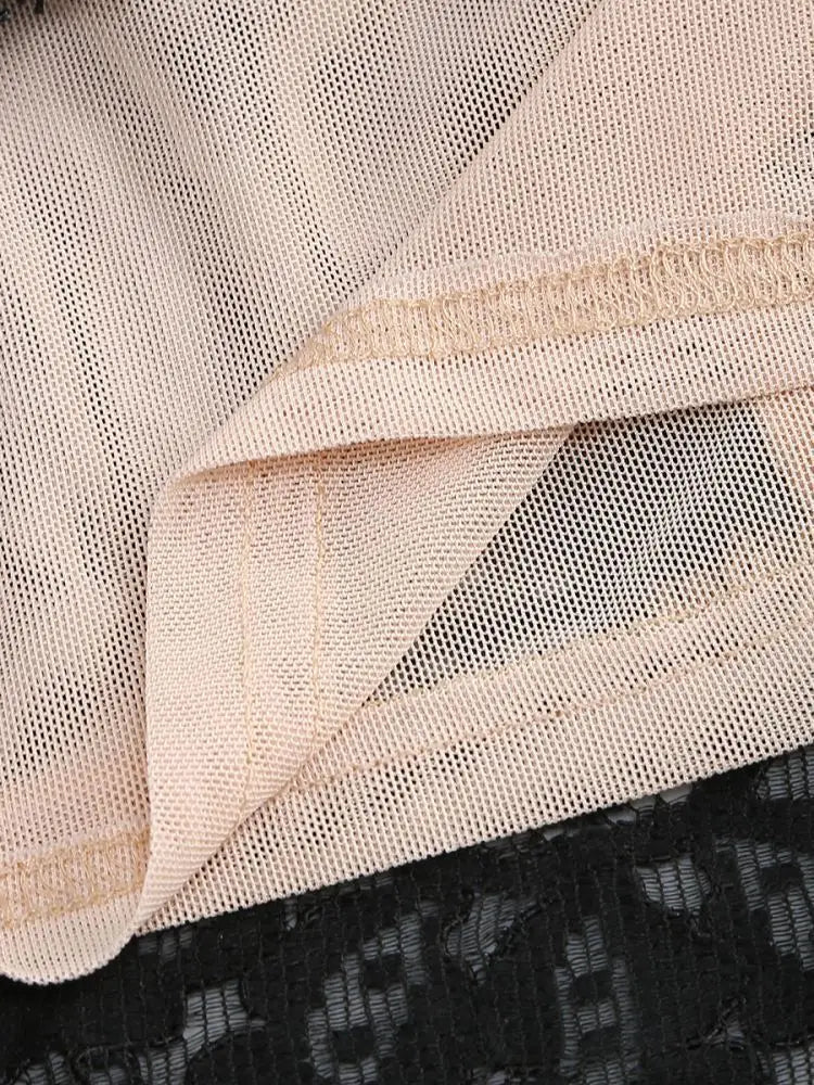 Stylowa Mini Sukienka z Koronkowym Wykończeniem