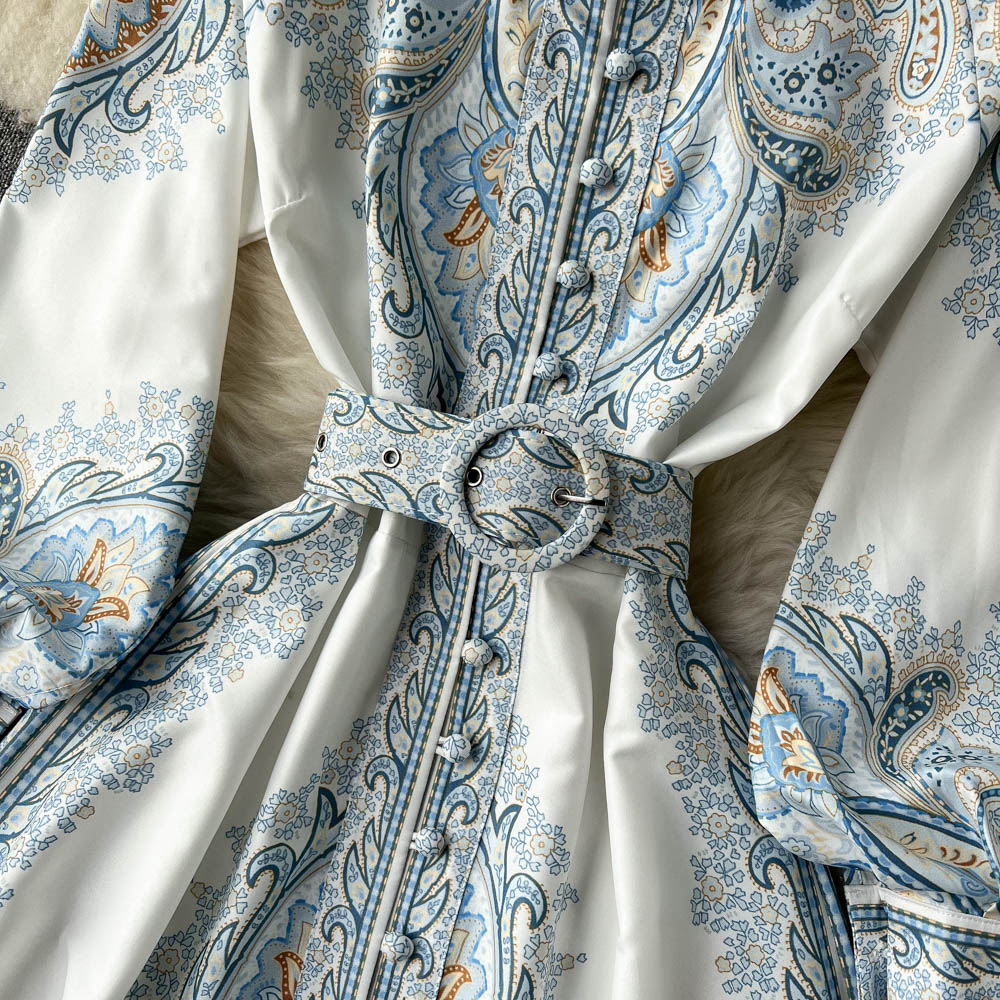 Rozkloszowana sukienka z kwiatowym wzorem i paskiem