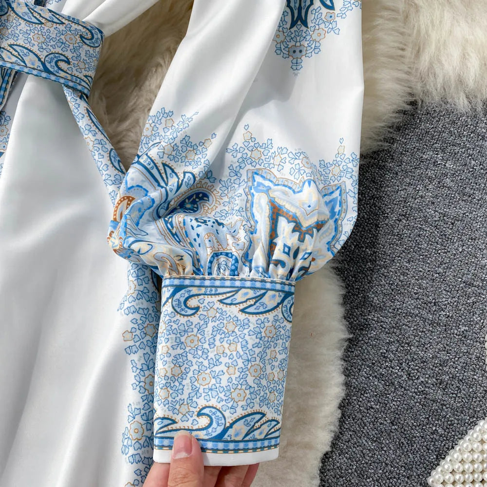 Rozkloszowana sukienka z kwiatowym wzorem i paskiem