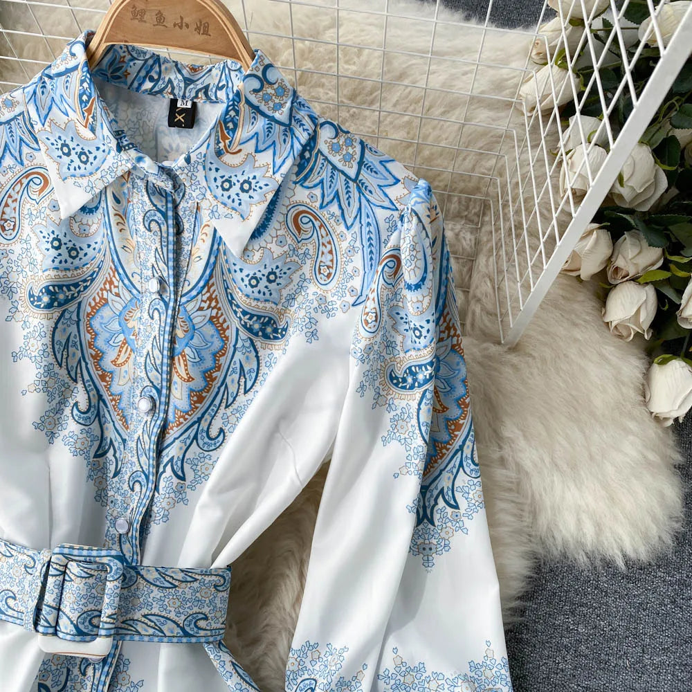 Rozkloszowana sukienka z kwiatowym wzorem i paskiem