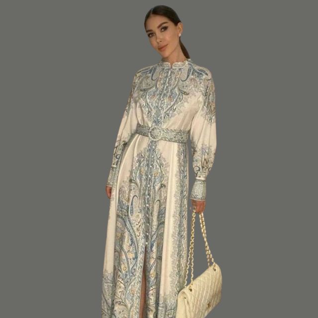 Rozkloszowana sukienka z kwiatowym wzorem i paskiem