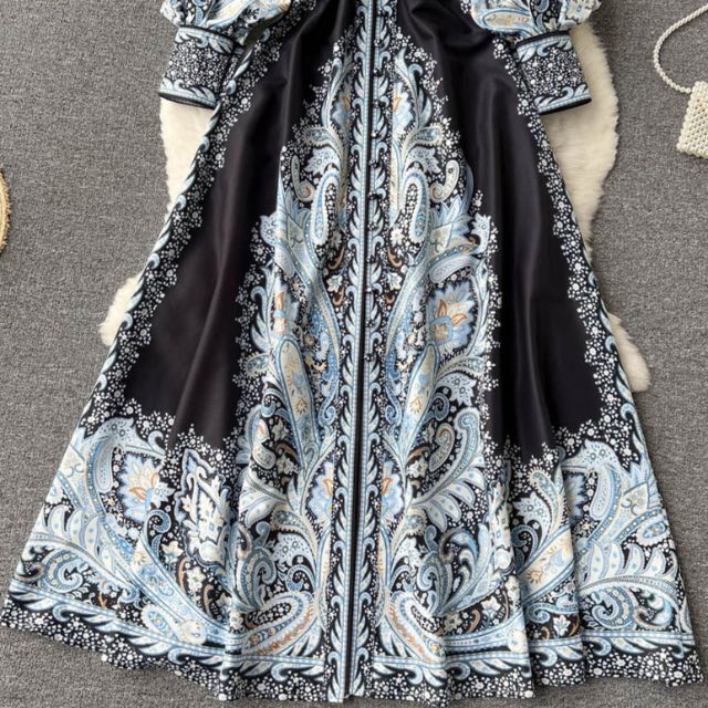 Rozkloszowana sukienka z kwiatowym wzorem i paskiem