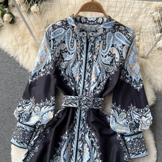 Rozkloszowana sukienka z kwiatowym wzorem i paskiem