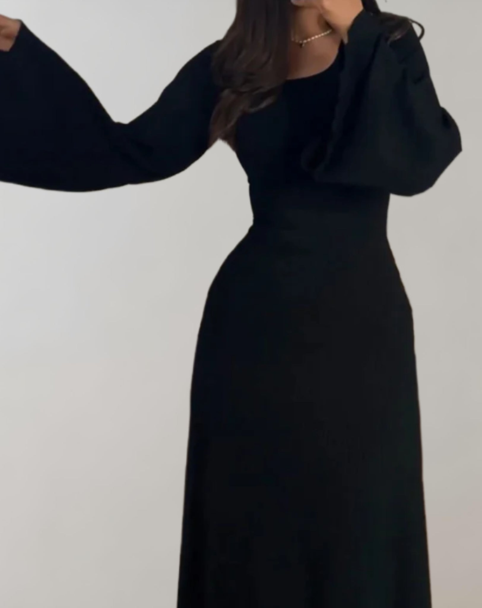 Noemie - Obcisła sukienka z długimi rękawami i okrągłym dekoltem