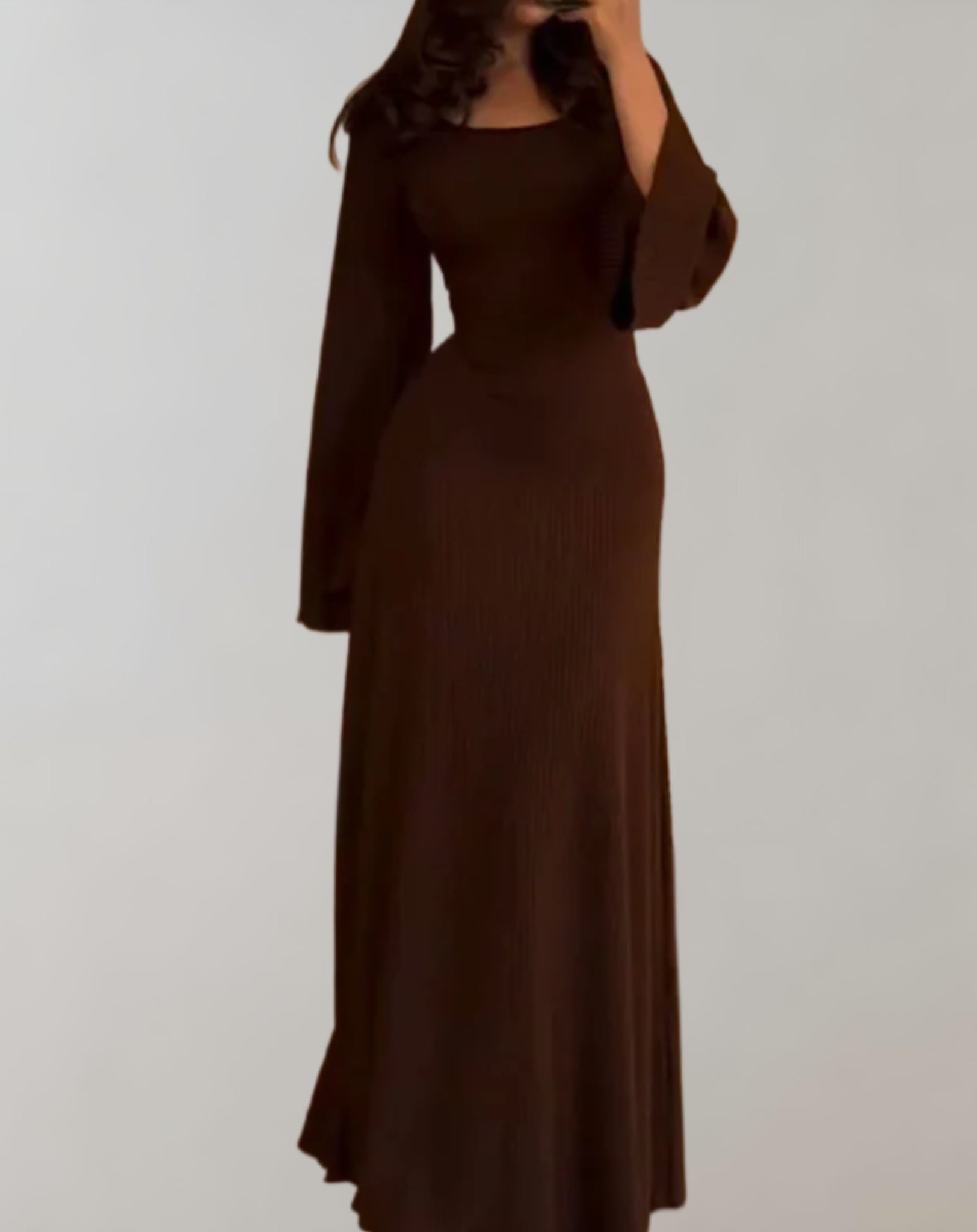 Noemie - Obcisła sukienka z długimi rękawami i okrągłym dekoltem