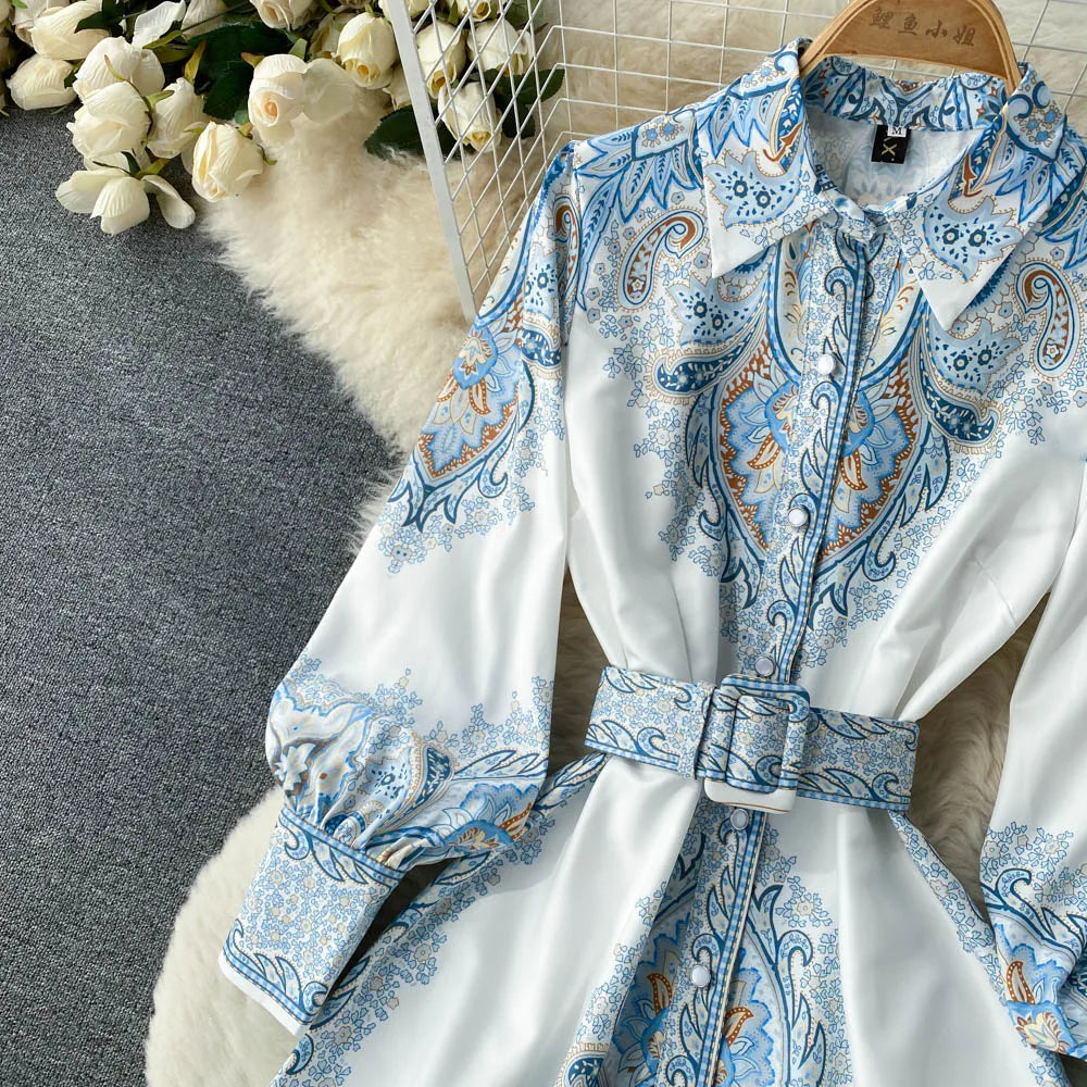 Rozkloszowana sukienka z kwiatowym wzorem i paskiem