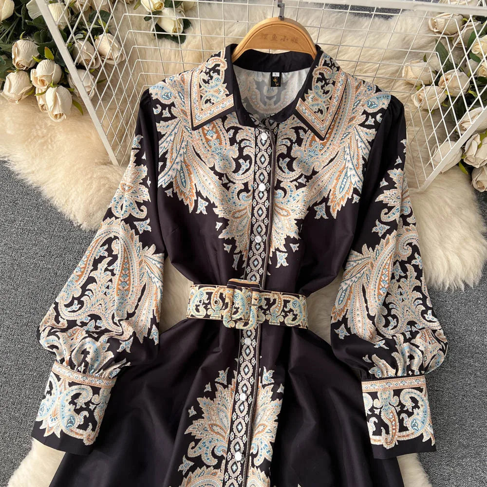 Rozkloszowana sukienka z kwiatowym wzorem i paskiem