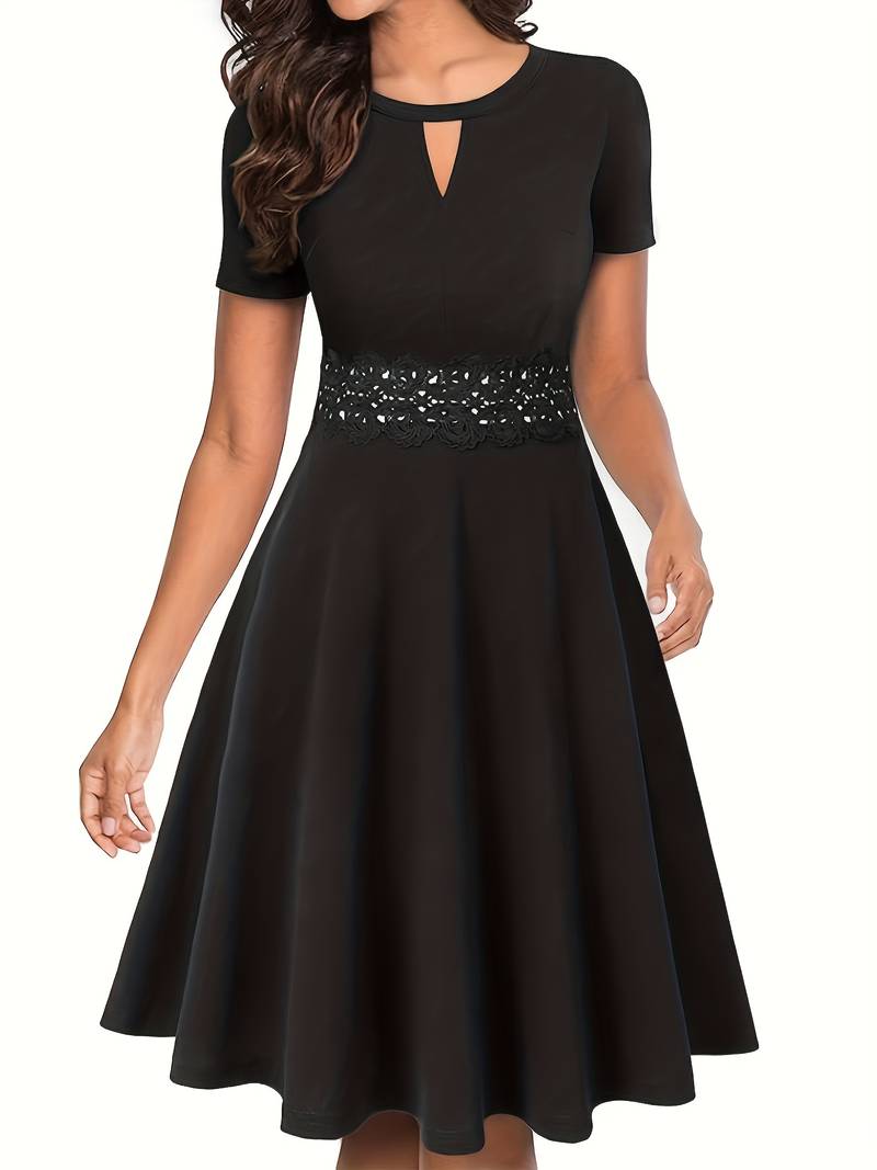 Dopasowana niebieska sukienka z kontrastową koronką