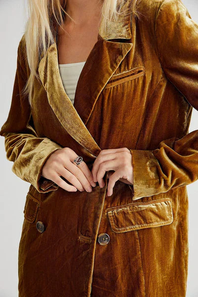 Elegancka marynarka z weluru z długimi rękawami i guzikami